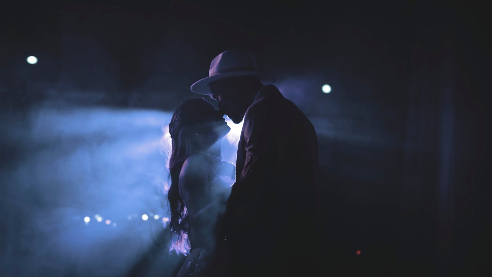 Couple de mariés dansant en contre-jour