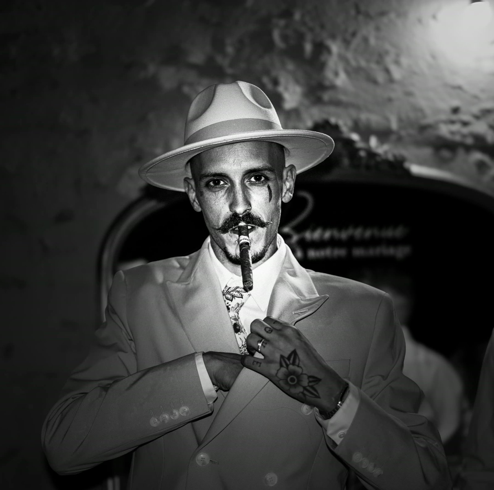 Portrait noir et blanc, homme au chapeau et cigare